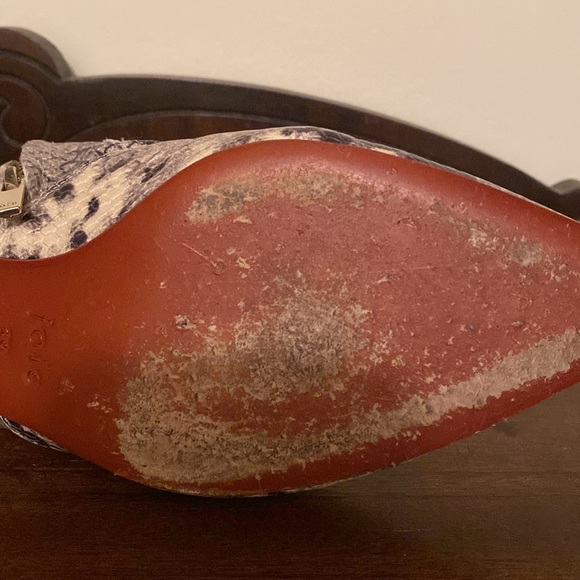 Beautiful snake skin designer bootie with kitten heel, size 39. Calinda style - Picture 9 of 14